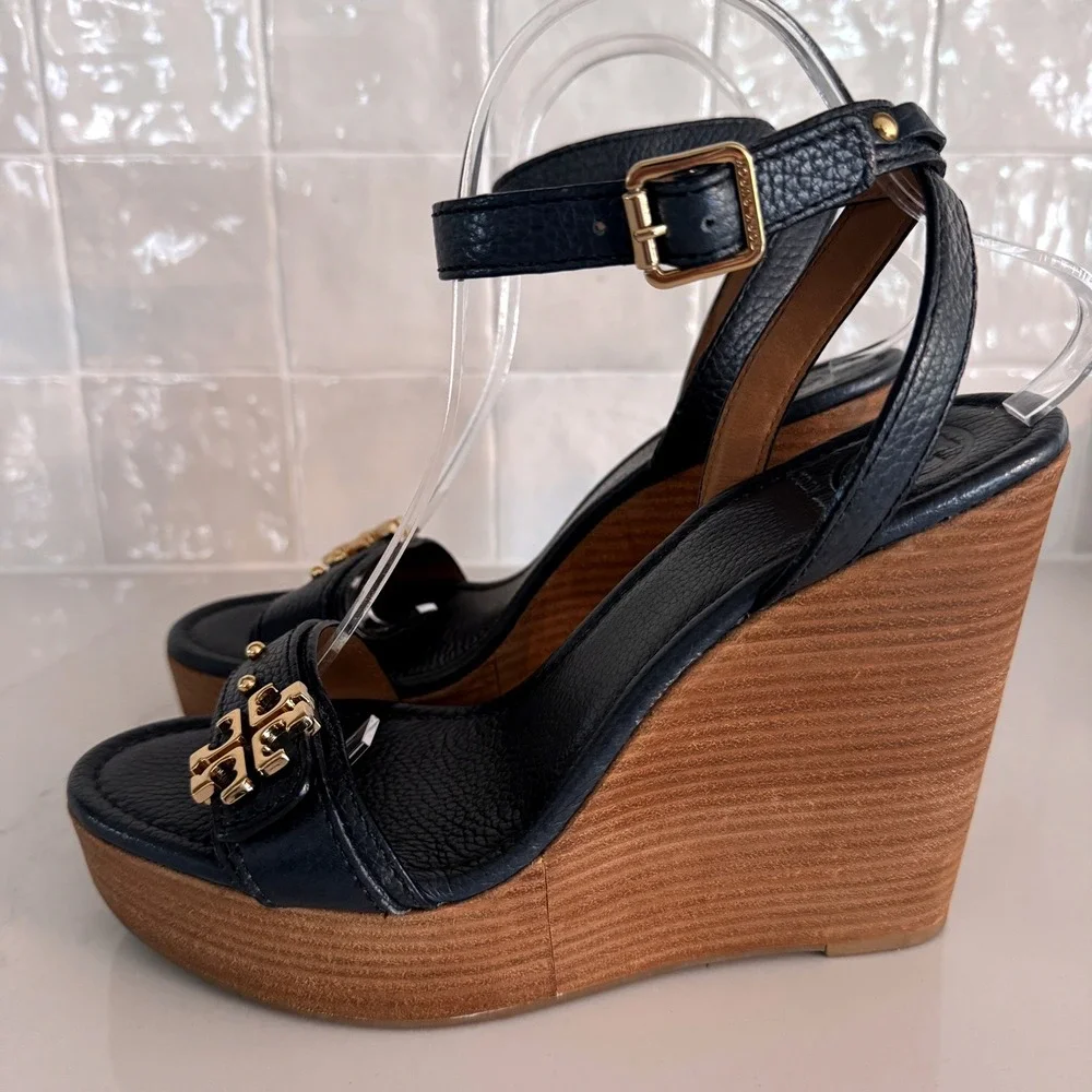 Tory Burch Elina Wedge Sandals Women 9.5 Navy Blue Pebbled Leather Gold Logo